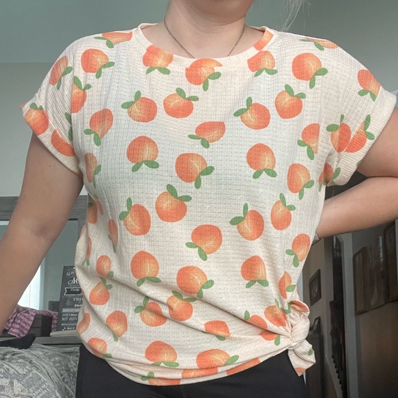 Peachy tee! Size XS but fits like a medium!!!Cute print! Pale orange color. - Picture 3 of 4